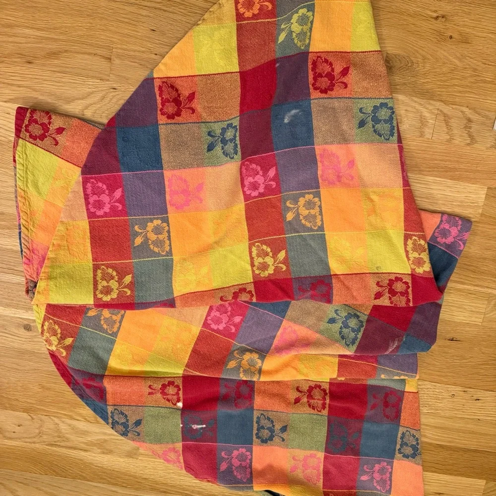 Vintage~ LINENSN-THINGS Round Tablecloth 60”